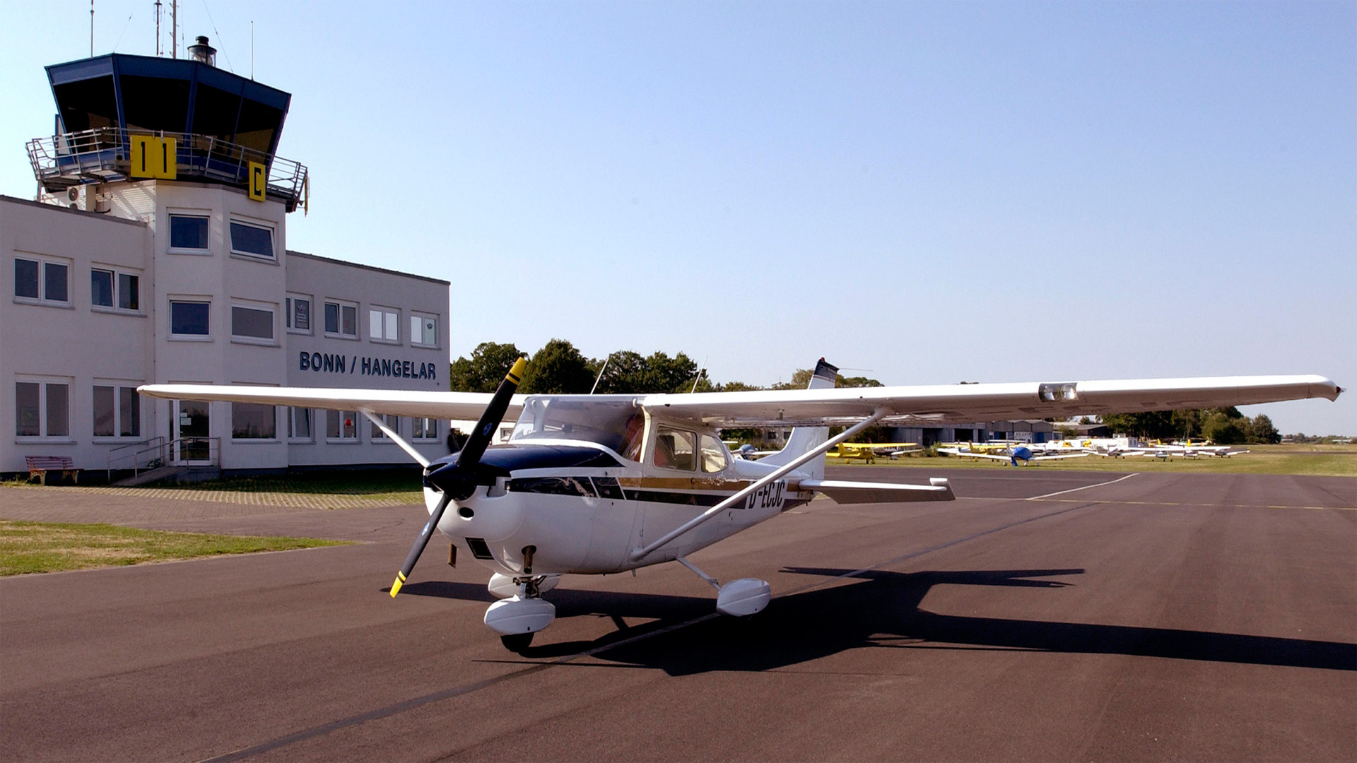 Cessna 172 (D-ECJC) am Flugplatz Bonn/Hangelar
